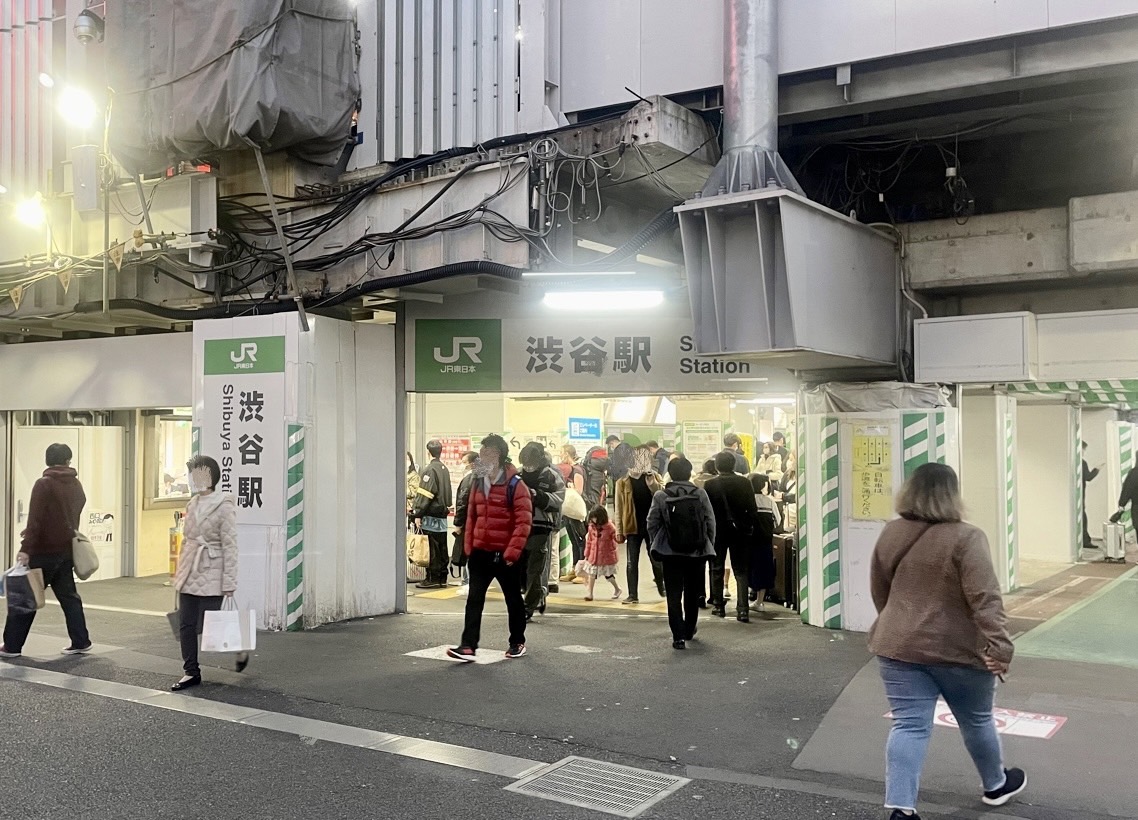 渋谷駅に到着されましたら東口（宮益坂口）に向かってください。ハチ公やモヤイ像を見かけたら間違ってます。反対側の出口になります。